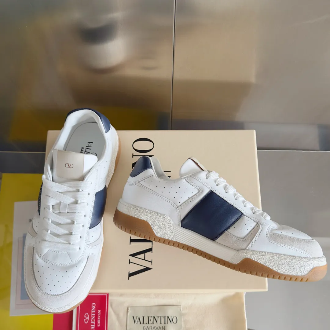 [Valentino] P: 800💰 Couple model, size: ▪️Size: Women's model 35-40 / Men's model 39-44 (45 customized) Valentino Valentino Couple model Joie de Jouer series Velcro Thick sole Bread shoes Couple model Casual sports shoes White shoes Original purchase and development Production Joie de Jouer series The style is simple but not out of style. The pure white base is paired with fresh green and soft beige, and the unique Velcro design highlights your personality. Every detail tells the fashion and quality. Wear it, take a confident step, and start the fashion journey. Exquisite packaging at the delivery counter🛍📦 ▪️Fabrics: Original custom imported first-layer cowhide ▪️Inner lining: Original custom-made soft sheepskin lining ▪️Outsole: Original open-molded anti-slip TPU material ▪️Sole thickness: 3.5CM